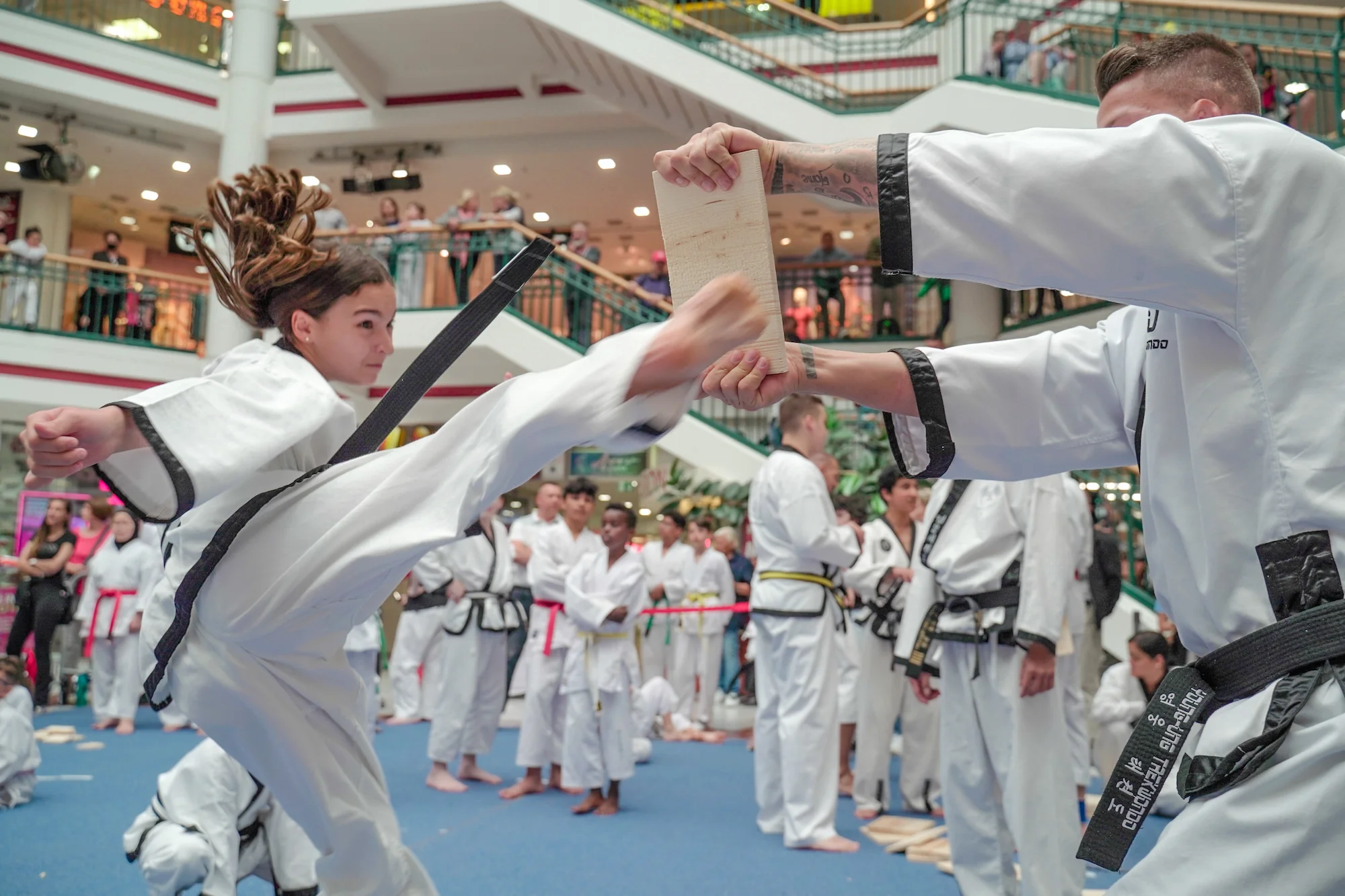 Eine Junge Dame die ein fliegenden Taekwondo kickt ausübt